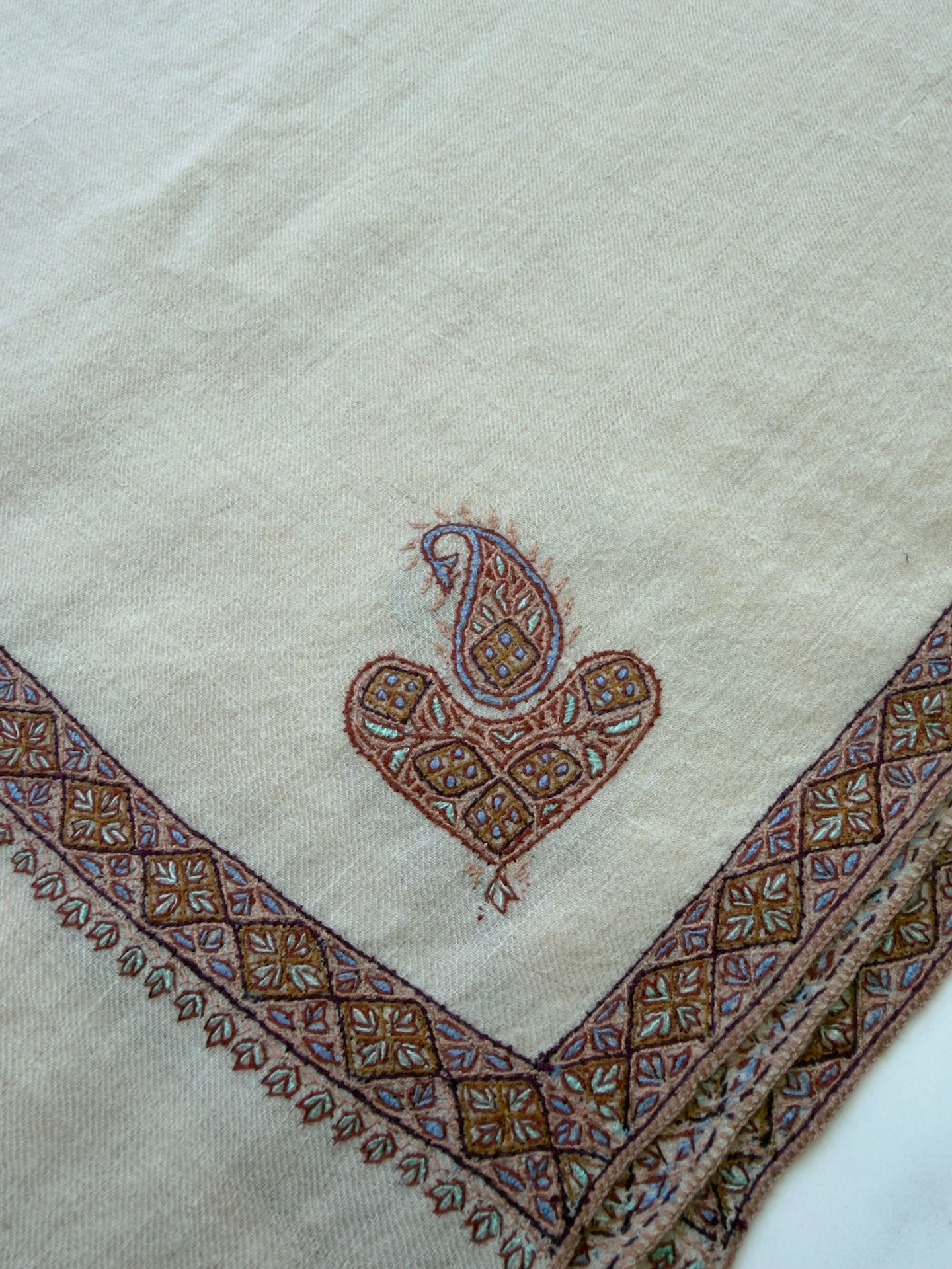 MEN SOZNI HASHI BORDER HANDEMBROIDERED PASHMINA SHAWL CREAM