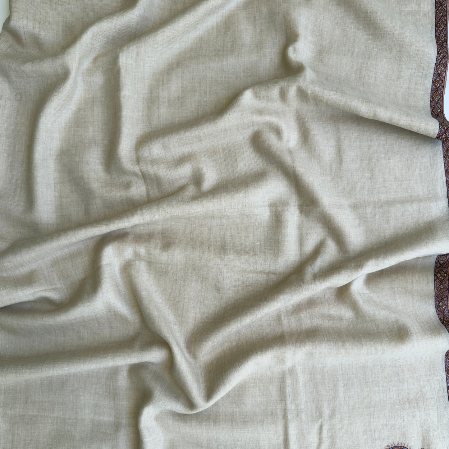 MEN SOZNI HASHI BORDER HANDEMBROIDERED PASHMINA SHAWL CREAM